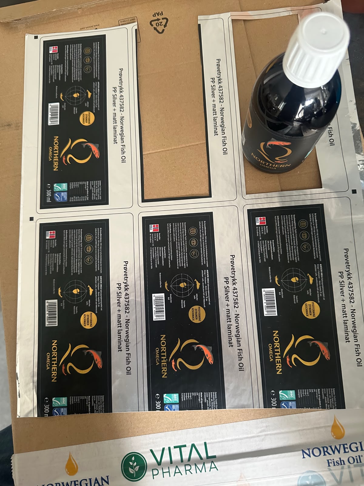 Vital Pharma & Norwegian Fish Oil haben die digitalen Folienlabels geschickt & wir haben eine Flasche, wenn auch mit weissem Deckel, bewickelt. 
